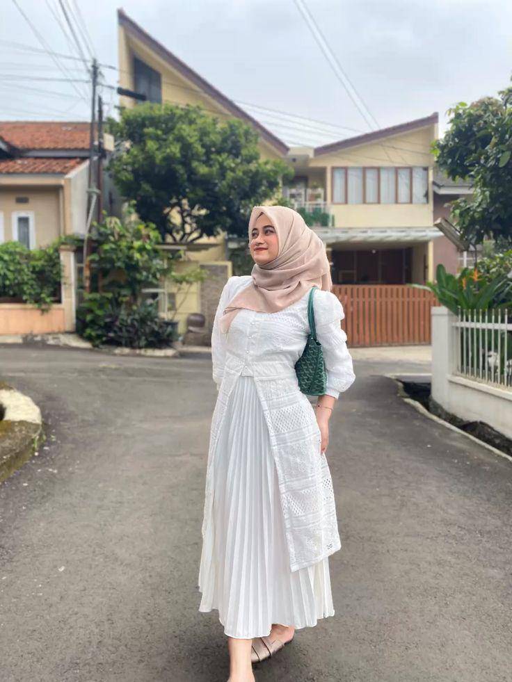 Rok Plisket Putih dan Kebaya Kutubaru Modern