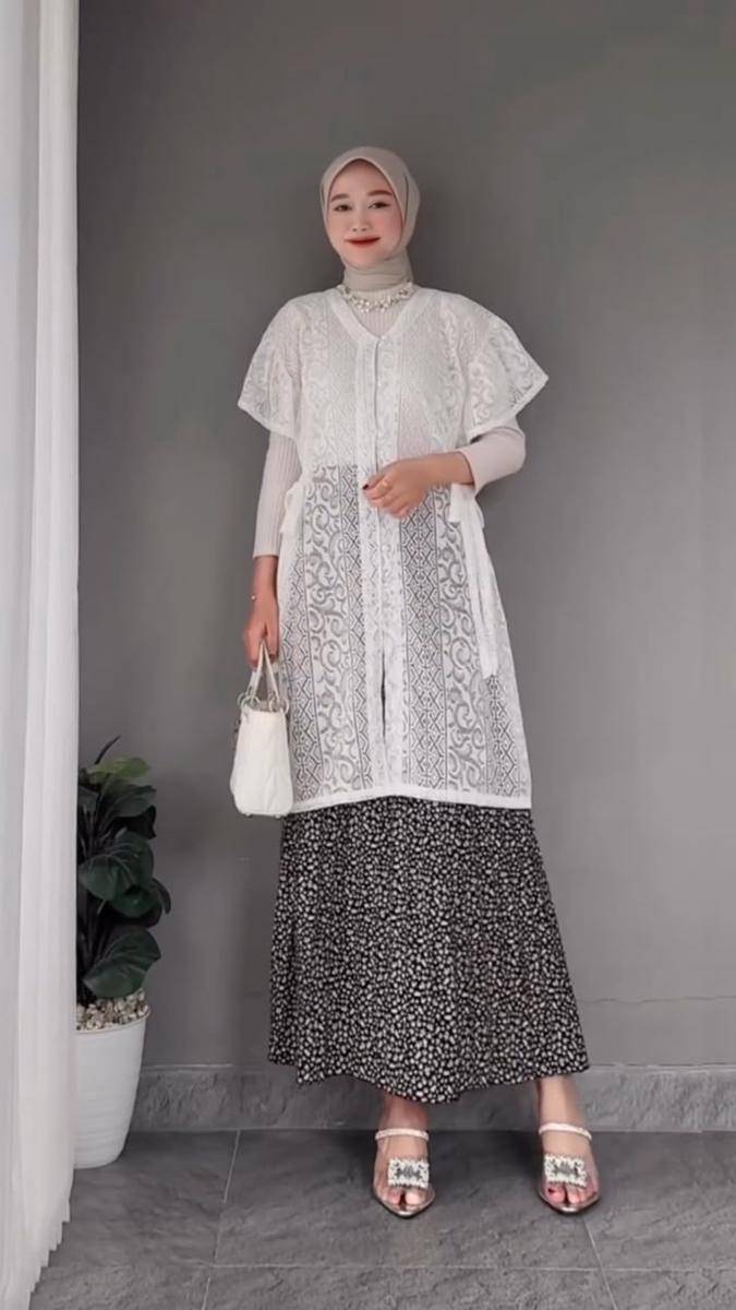 6 Inspirasi OOTD Rok Plisket Kebaya Putih yang Elegan dan Modis