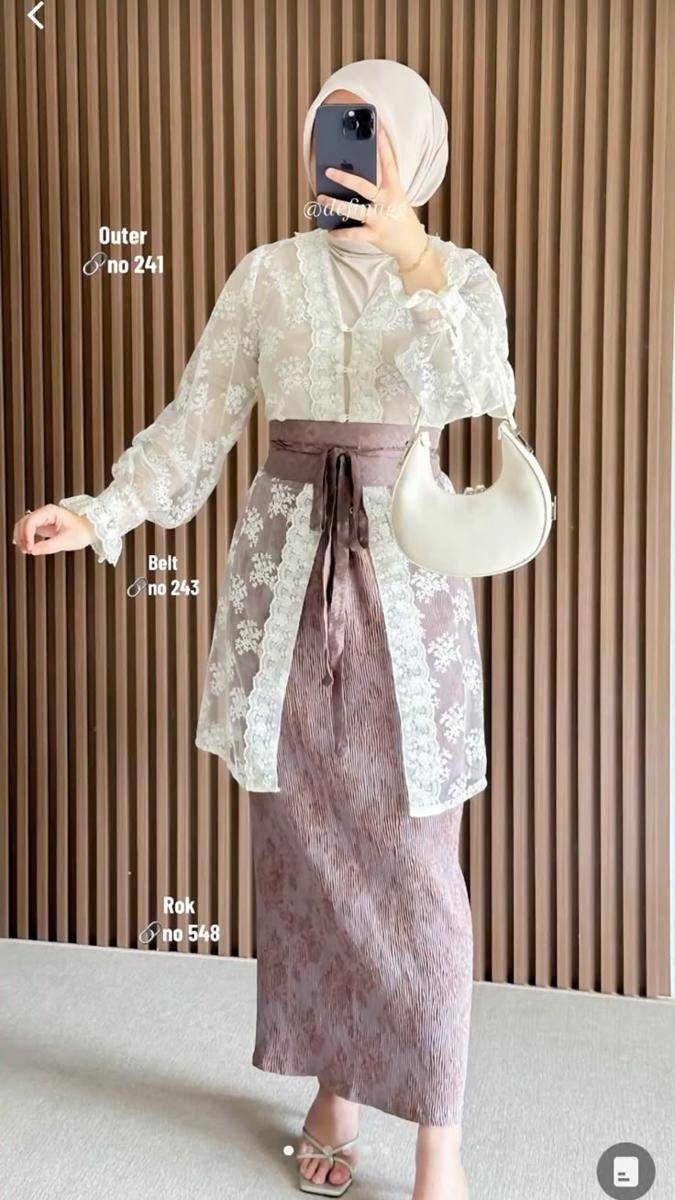 Rok Plisket Mauve dan Kebaya Putih Obi Belt