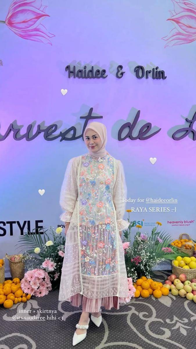 Rok Plisket Pink dan Kebaya Putih Floral