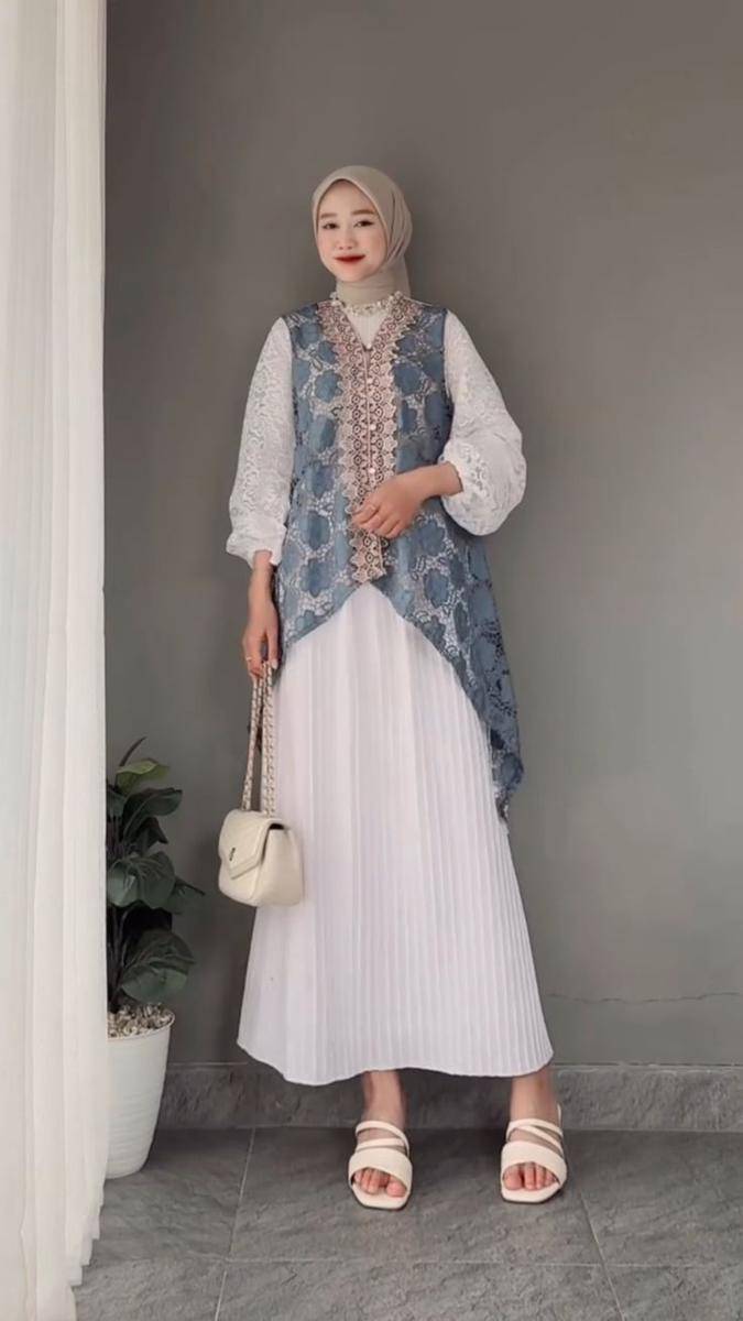 Rok Plisket Putih dan Kebaya Putih Modern