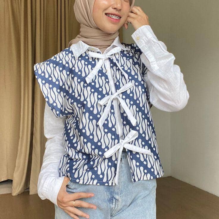 Kemeja Putih, Vest Batik Biru, dan Jeans 