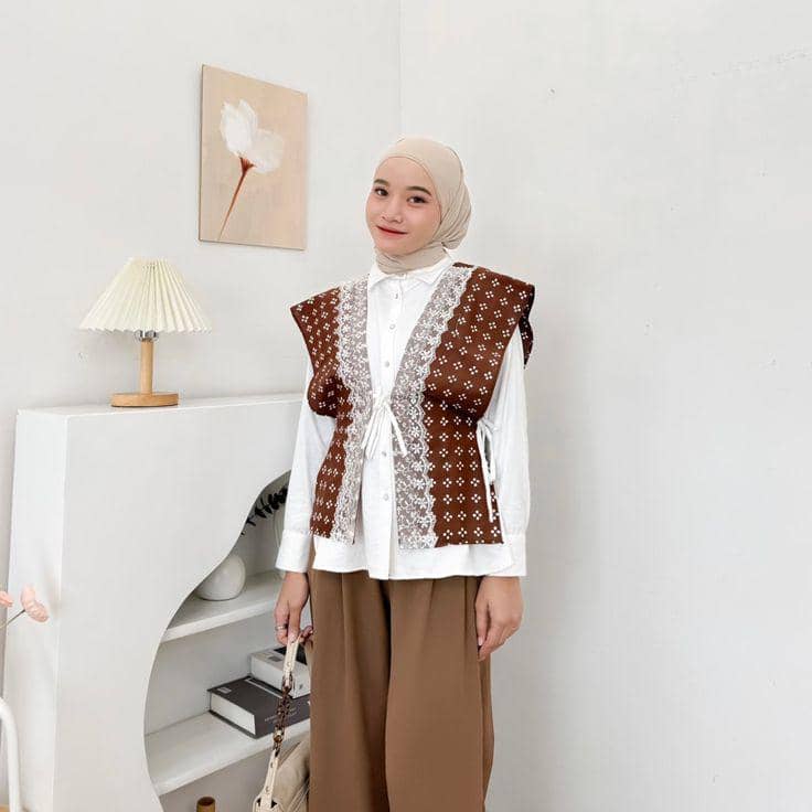 Kemeja Putih, Vest Batik, dan Celana Coklat 