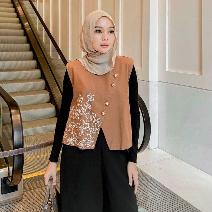 Overall Hitam, Vest Batik, dan Hijab Krem 