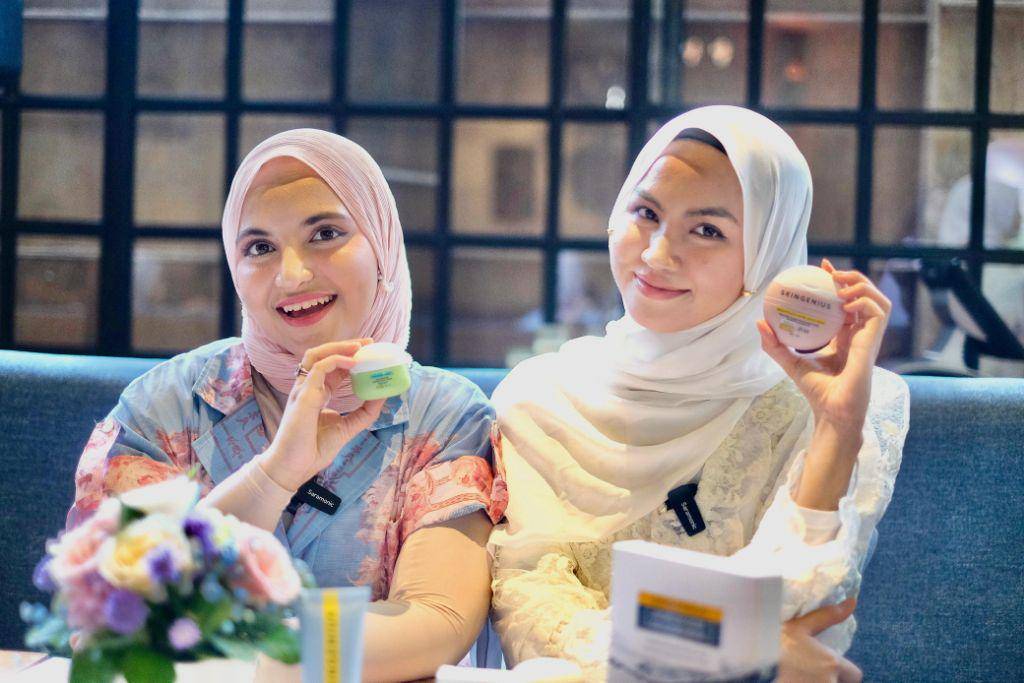 Xaviera dan Shakira saat peluncuran Skin Genius