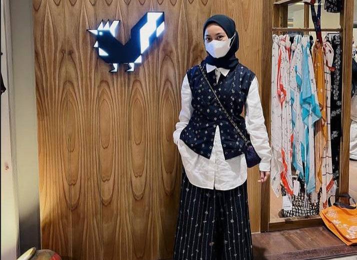 7 Ide OOTD Vest Batik Hijab yang Modis untuk Berbagai Acara