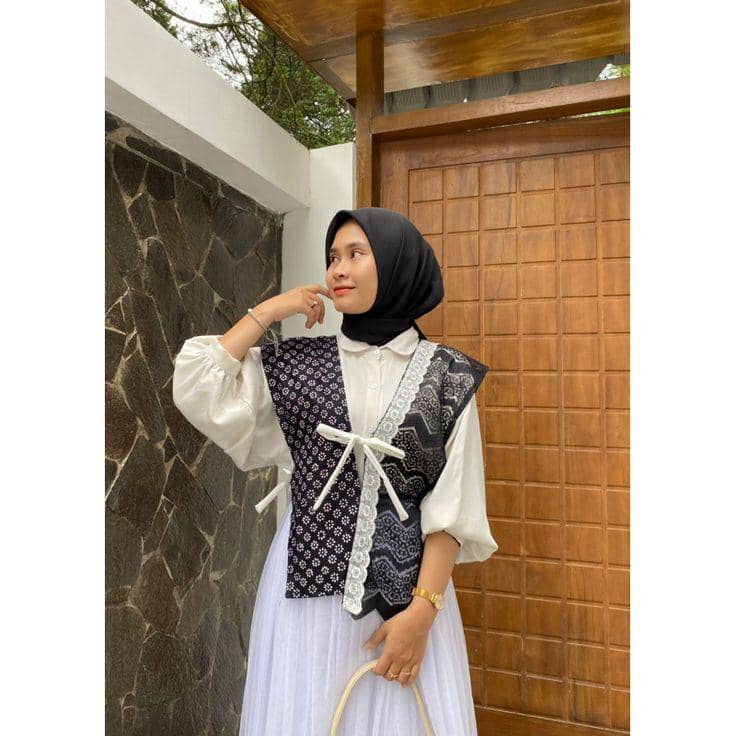 Kemeja Putih, Vest Batik, dan Rok Tutu 