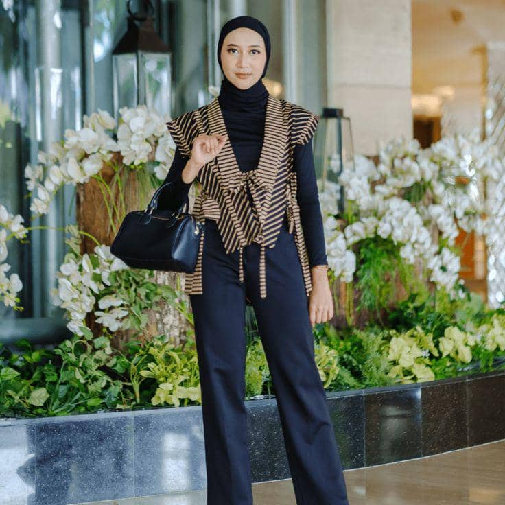 Inner Hitam, Vest Batik, dan Celana Hitam 