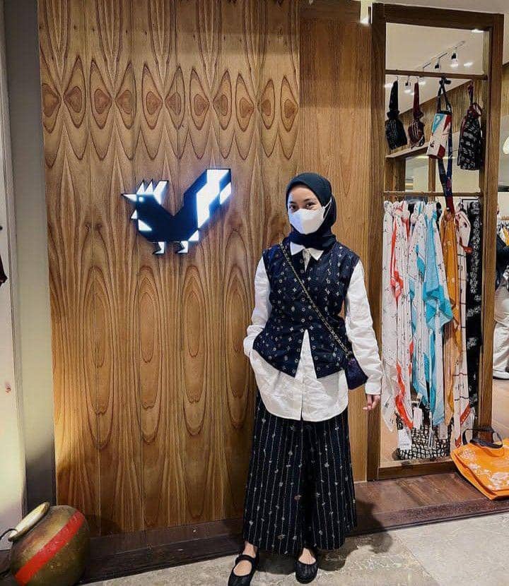 Kemeja Putih, Vest dan Rok Set Batik 