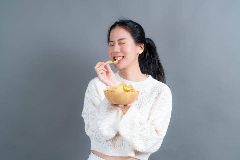ilustrasi makan kripik