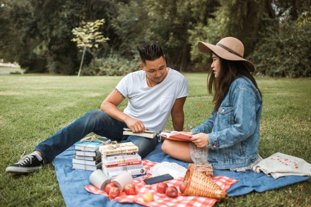 ilustrasi piknik sambil baca (pexels.com/RDNE Stock project)