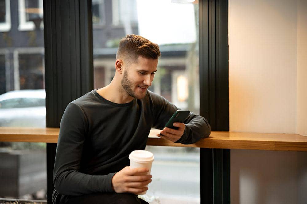 ilustrasi pria membalas chat (freepik.com/freepik)