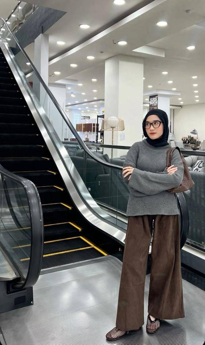 Celana Corduroy Mahogany dan Sweater Abu-abu