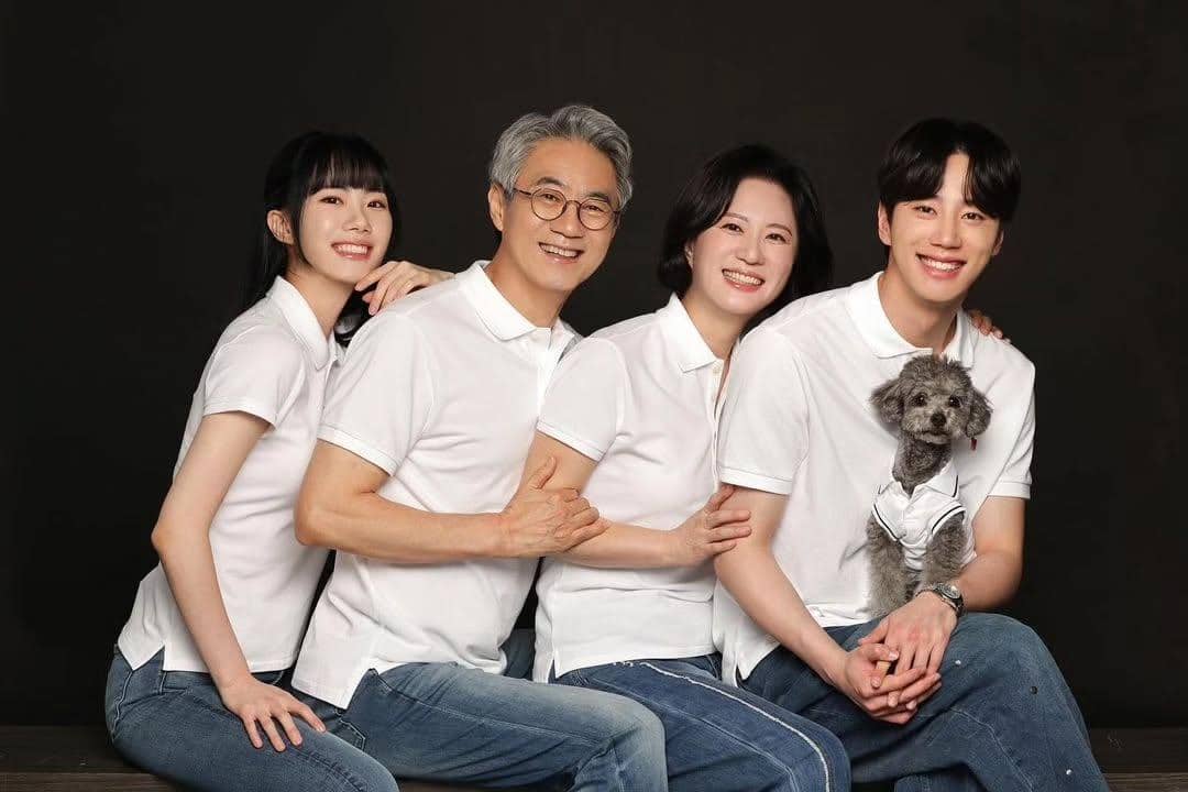 Keluarga Lee Jun Young.jpg