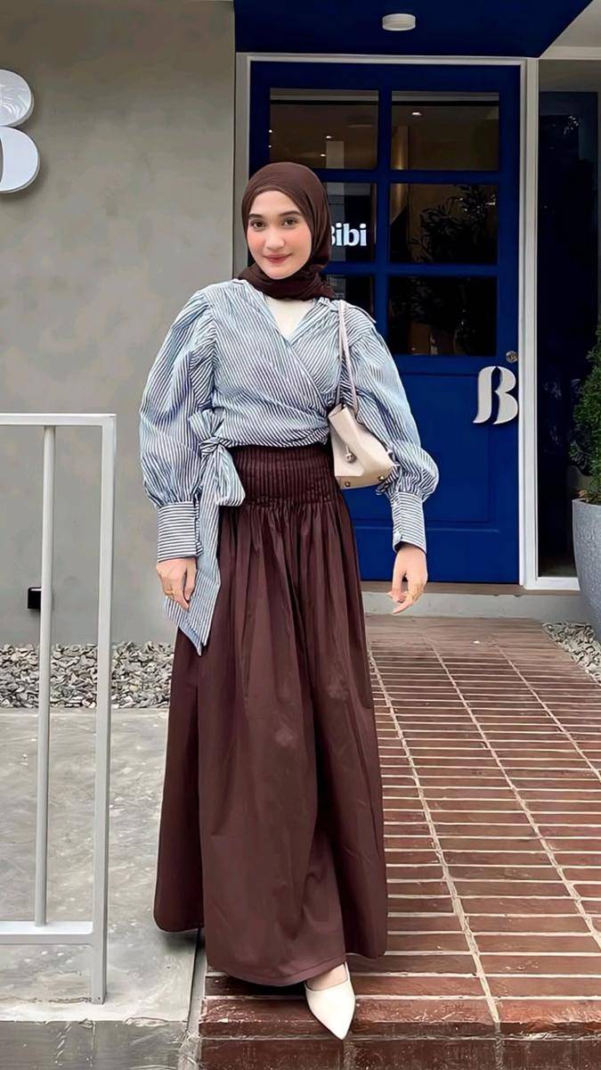 Rok Coklat Mahogany dan Kemeja Garis Biru Lengan Balon