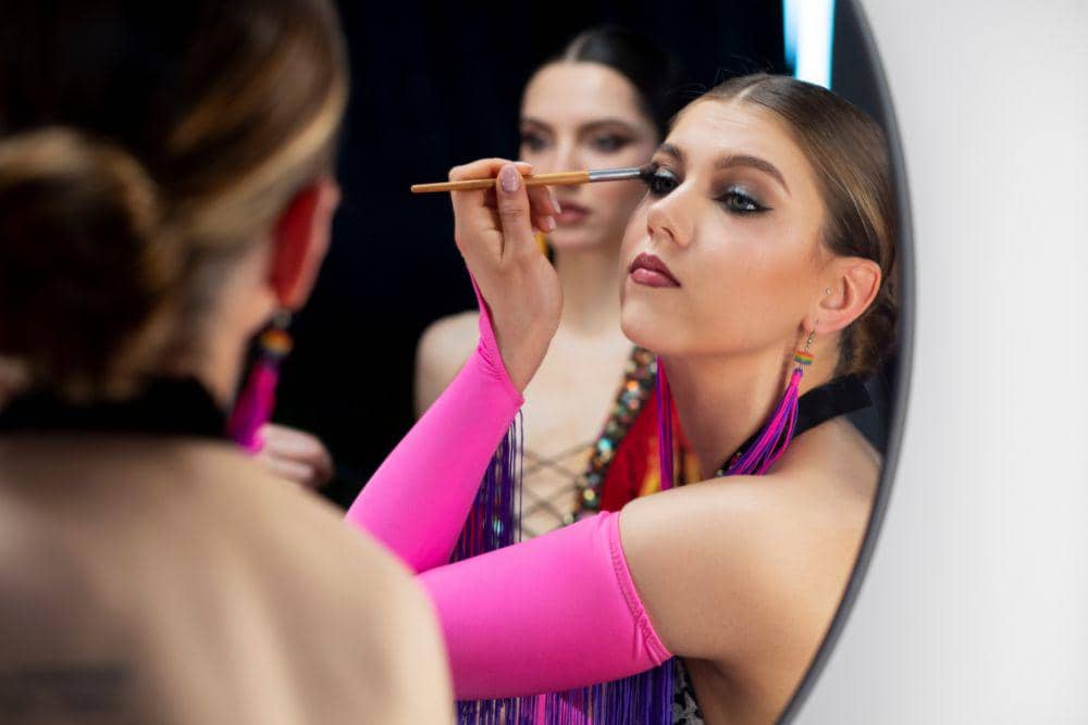 ilustrasi memakai eyeshadow