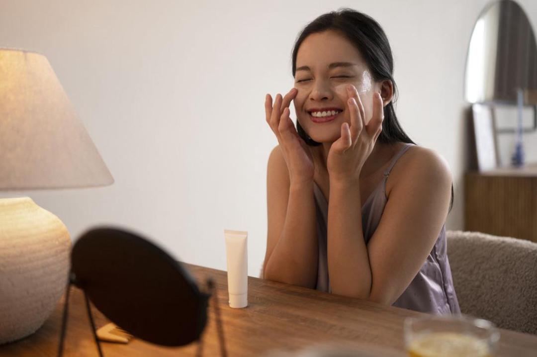 5 Moisturizer yang Bisa Dipakai Siang dan Malam