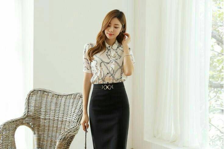 6 OOTD Rok Span Hitam dan Kemeja untuk Pergi ke Kantor