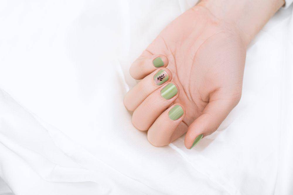 7 Inspirasi Nail Art Nuansa Mint Green yang Fresh dan Elegan