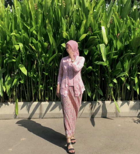 5 Inspirasi OOTD Rok Plisket Kebaya Pink yang Menawan | Popbela.com
