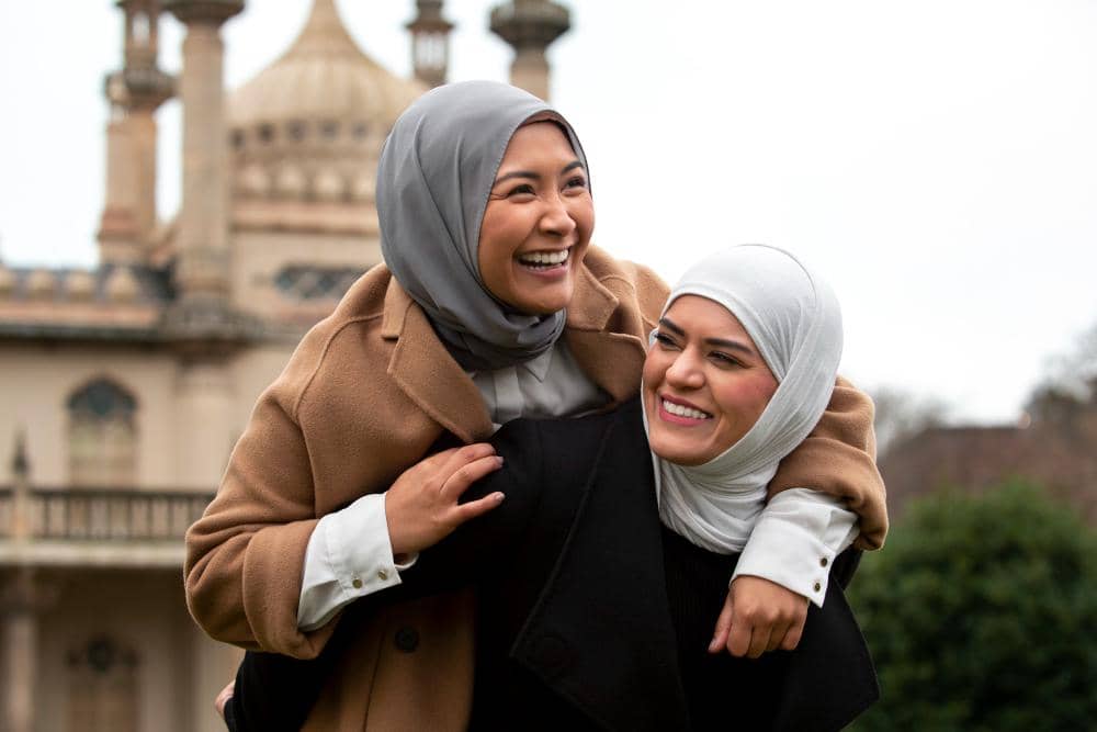 ilustrasi adik kakak muslimah (freepik.com/freepik)