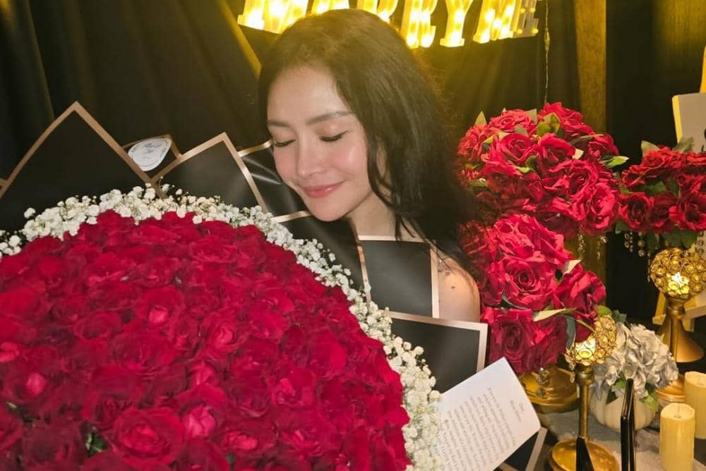 •You found me when i was lostYou made me smile, when i was cryingYou loved me, when i was denyingYou brought me back when i was loosingYou found me broken, in thousands piecesYou kept trying, joining the (3).jpg