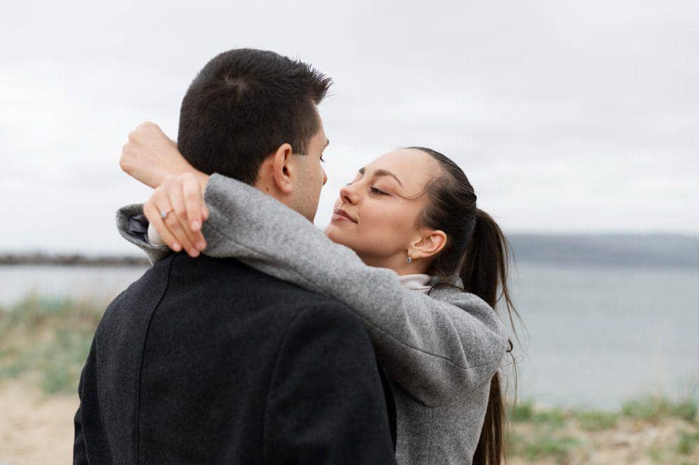 ilustrasi memeluk pasangan (freepik.com/freepik)