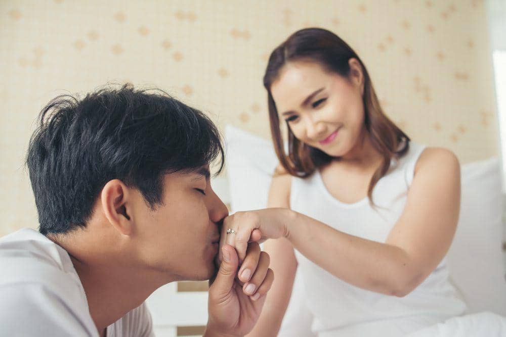 ilustrasi mencium tangan pasangan (freepik.com/jcomp)