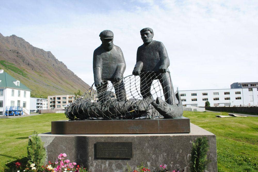 patung nelayan di Ísafjörður, Islandia (unsplash.com/JR Harris)