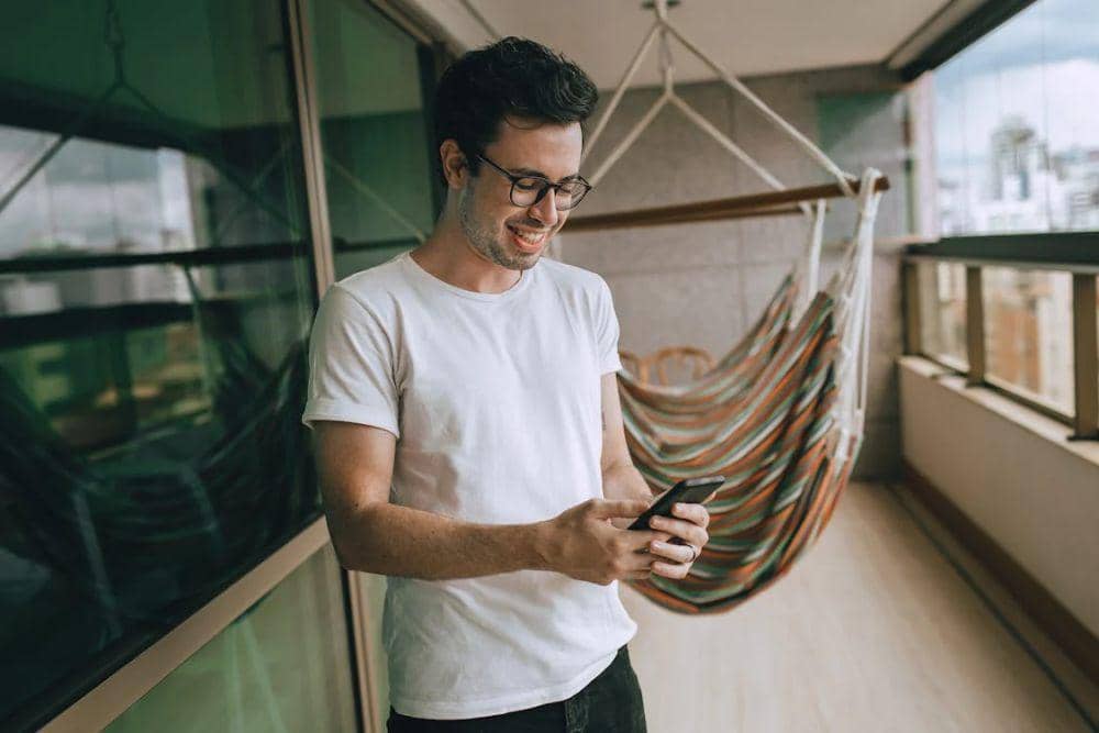 ilustrasi orang bermain ponsel (pexels.com/Helena Lopes)