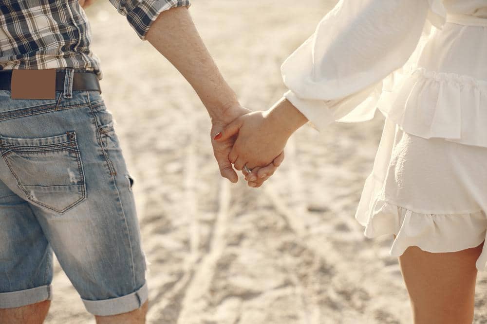 ilustrasi pasangan berpegangan tangan (freepik.com/prostooleh)