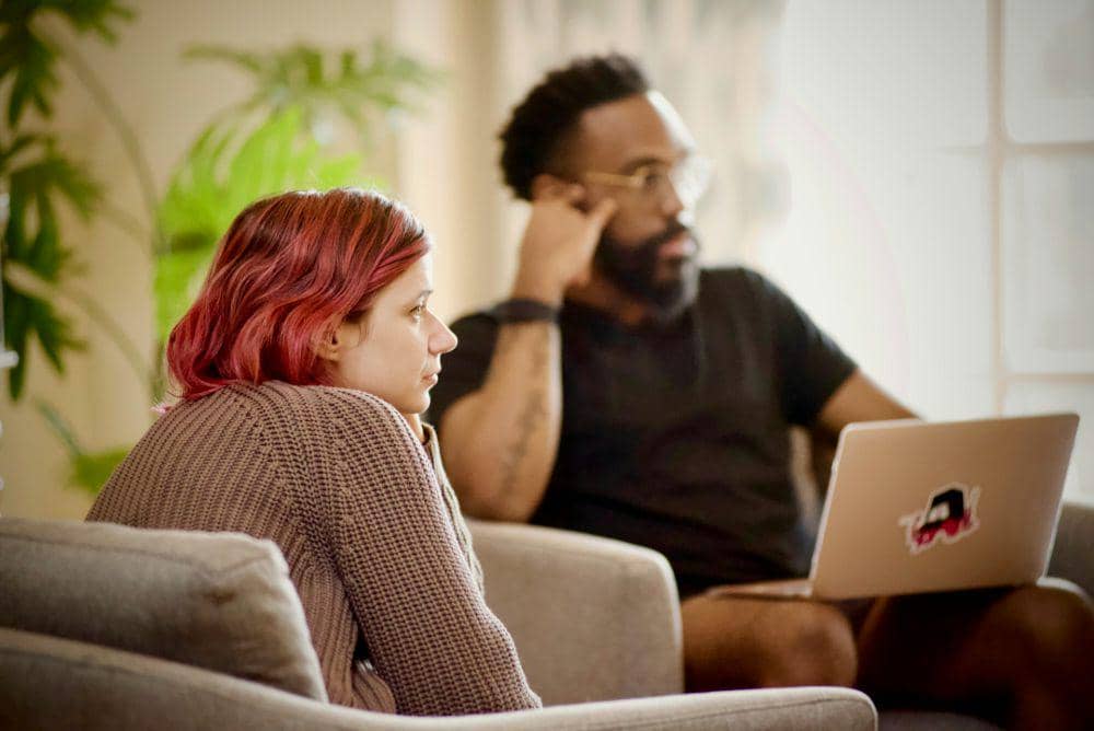 ilustrasi pasangan membahas mengenai investasi (unsplash.com/parabol)