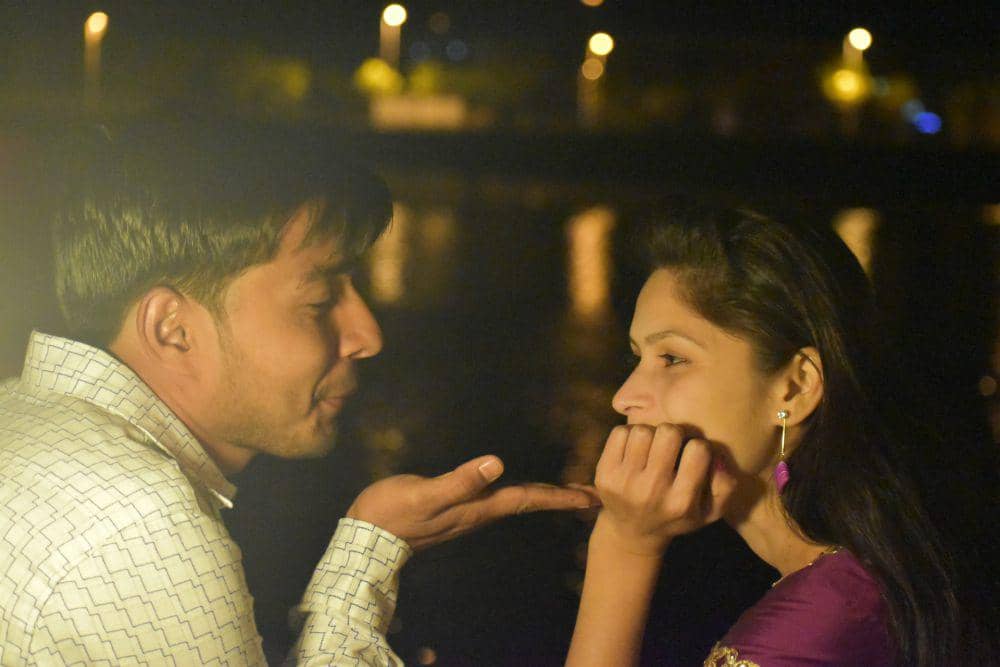 ilustrasi pria melakukan flirting kepada wanita (unsplash.com/Pradeep Potter)