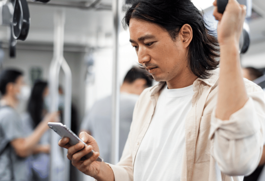 ilustrasi bermain hp (freepik.com/rawpixel.com)