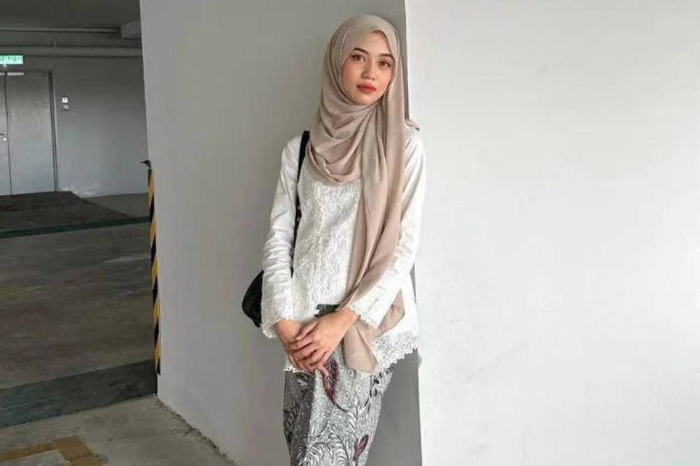 5 Inspirasi OOTD Rok Span Plisket Batik yang Anggun