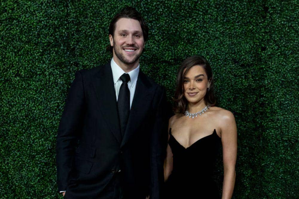 Hailee Steinfeld dan Josh Allen 