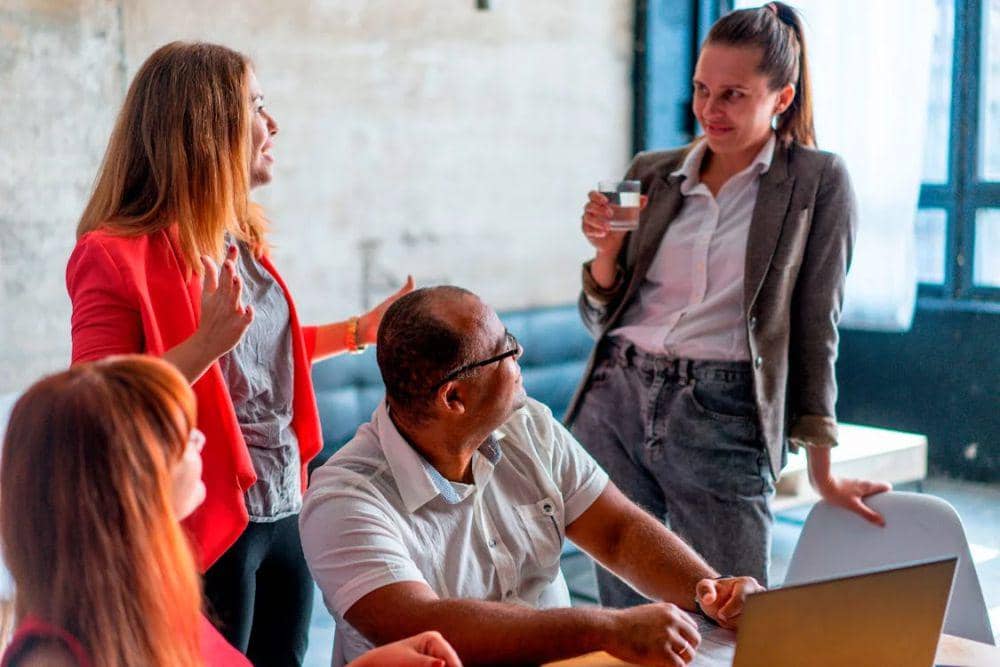 ilustrasi ngobrol dengan teman kerja (pexels.com/ Alex P)