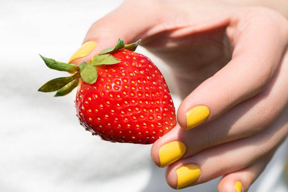 ilustrasi nail art stroberi