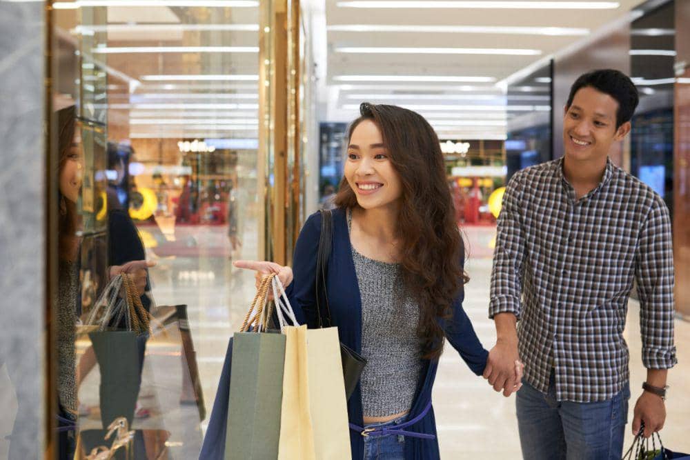 Ilustrasi pasangan berbelanja (freepik.com/pressfoto)