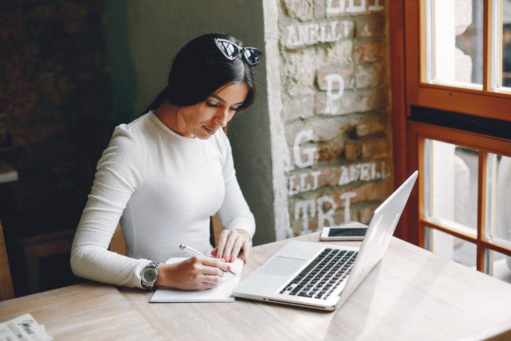 Ilustrasi wanita freelance penulis (freepik.com/prostooleh)