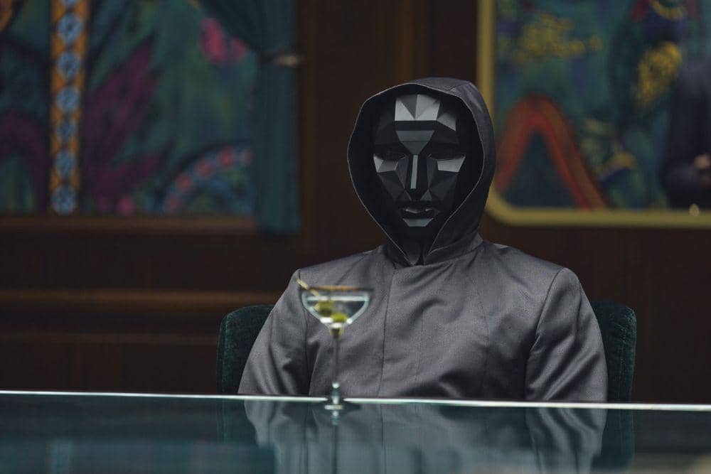 Front Man duduk di ruang makan VIP 'Squid Game' Season 3 (Dok. Netflix)