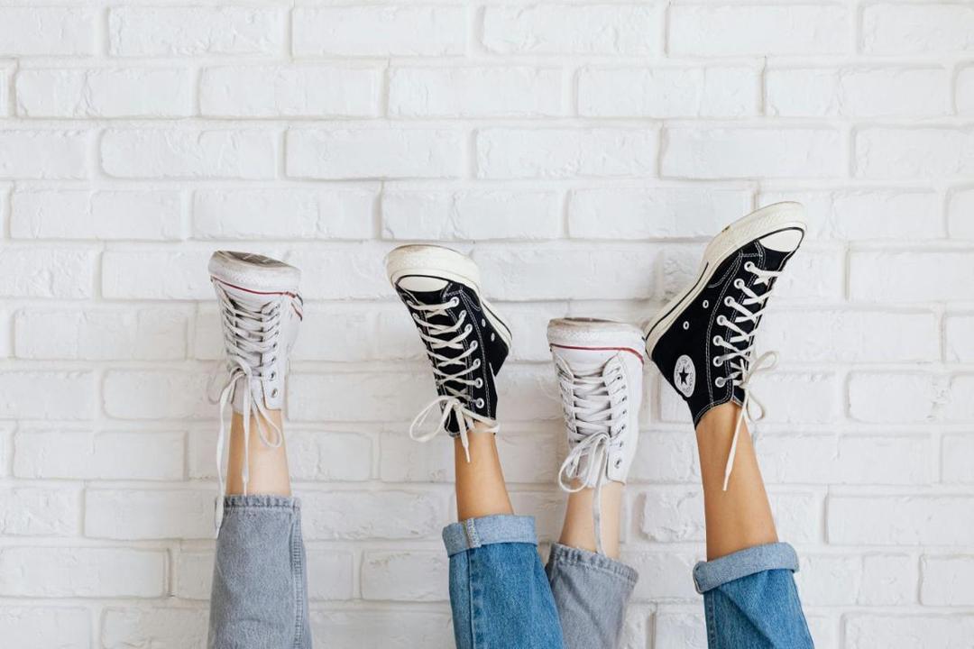 7 Saran Sepatu Sekolah Hitam Putih Gede Wanita Bagus