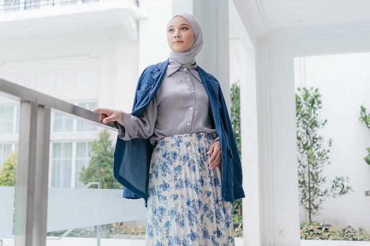 5 Rekomendasi Atasan yang Cocok untuk Rok Plisket Motif Bunga