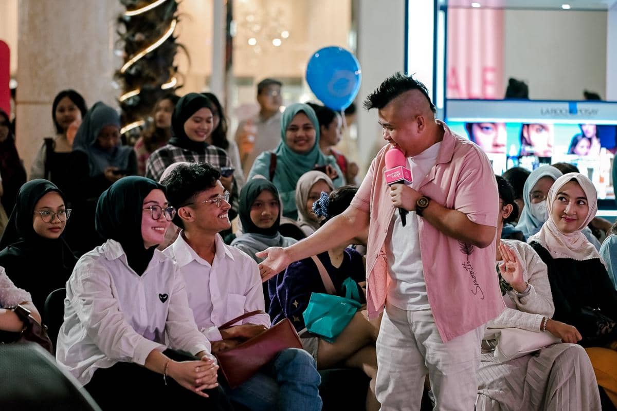 Silolox menanyakan salah satu pengunjung di Konten 'Dibikin Cantik, Dibikin Ngakak' BFA Jakarta 2025 (Dok. IDN)