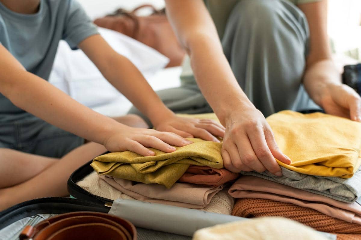 Ilustrasi melipat baju anak 