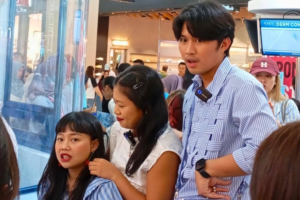 Andre Panaga bersama kedua temannya di booth POND'S Biome Oasis BFA Jakarta 2025 (Dok. IDN)