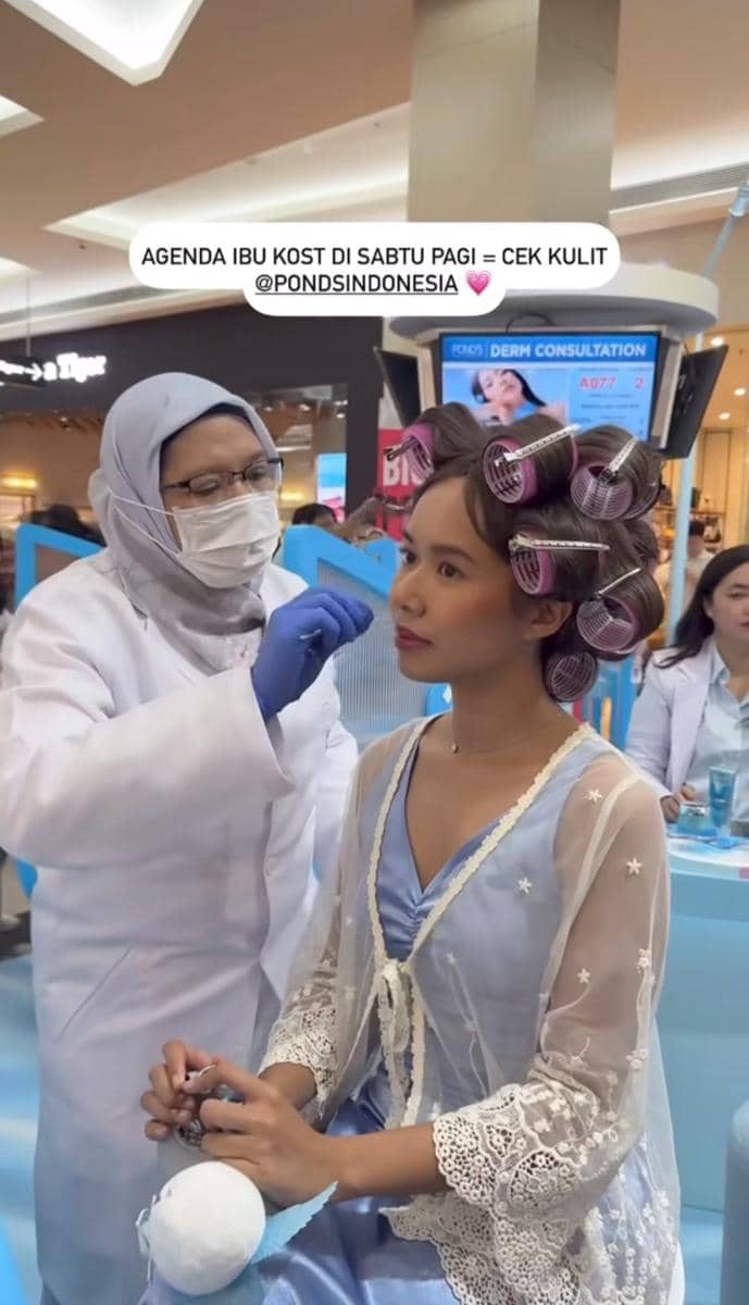 Mba Tumbas di booth POND'S Biome Oasis BFA Jakarta 2025 (instagram.com/cadburylemonade)