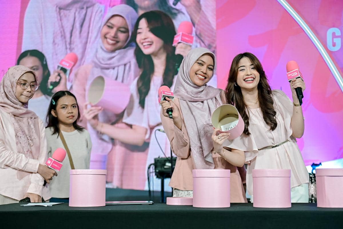 Salah satu peserta mendapatkan box pink yang zonk saat bermain Games 'Yay or Nay' BFA Jakarta 2025 (Dok. IDN)