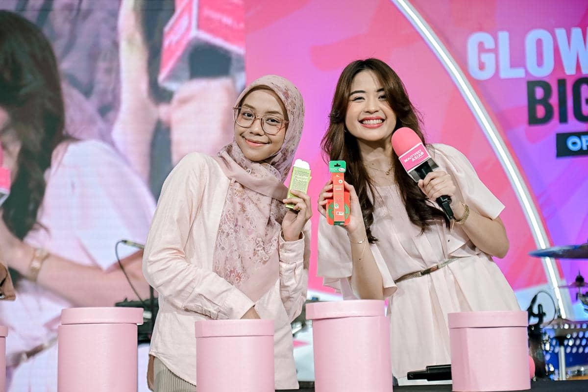 Salah satu peserta beruntung mendapatkan hadiah beauty items dari salah satu box pink di Games 'Yay or Nay' BFA Jakarta 2025 (Dok. IDN)