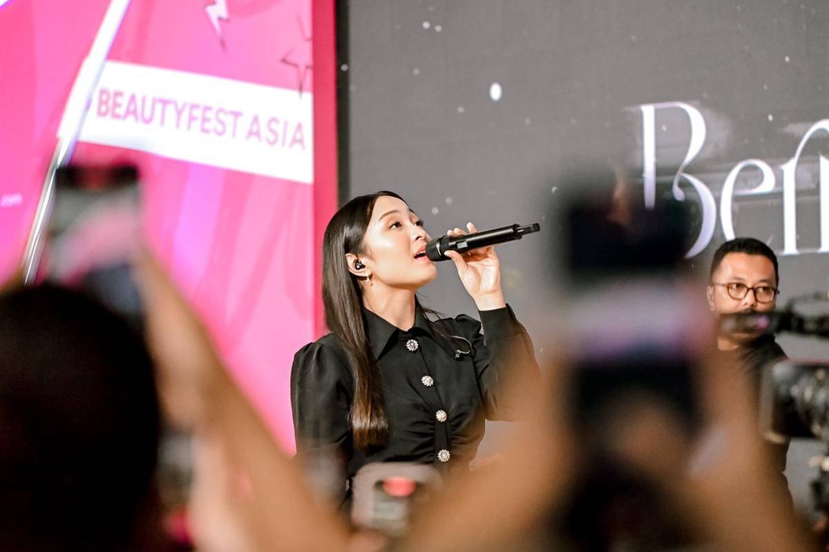 Bernadya menutup rangkaian BFA Jakarta 2025 dengan penampilan musik (Dok. IDN)
